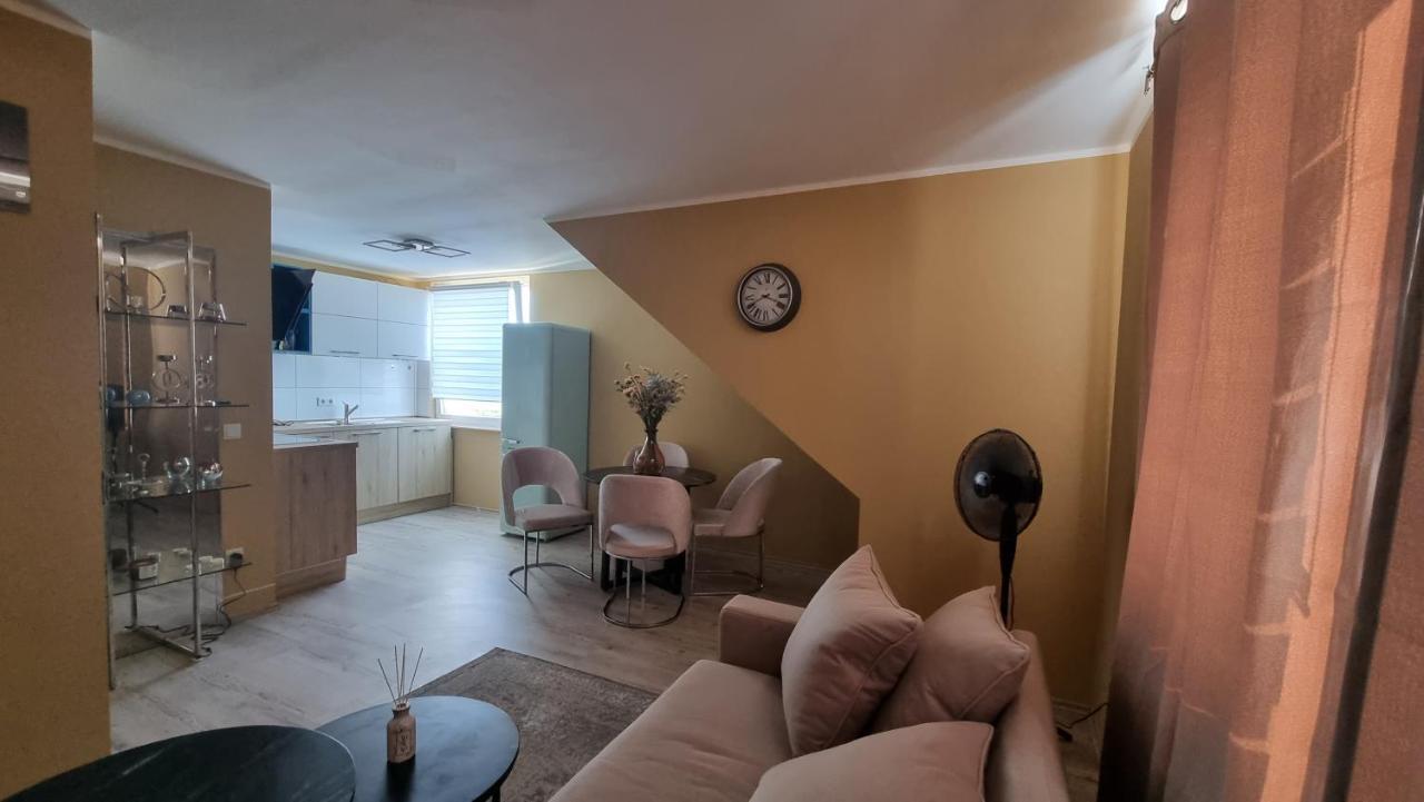 Lovely 2-bedroom Unit In Duesseldorf Tastefully Furnished *